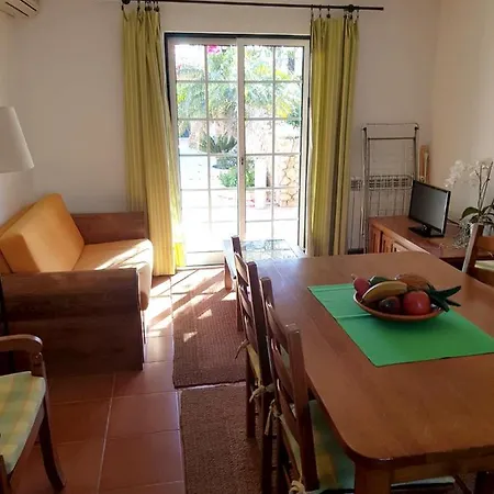 One Bedroom Appartement With Shared Pool Furnished Terrace And Wifi At Odiaxere 5 Km Away From The Beach شقة *